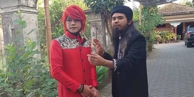 Praktik pengobatan alternatif Samsudin (kanan) di Blitar pernah dibongkar oleh Pesulap Merah, hingga keduanya berseteru. (Foto: YouTube Pesulap Merah)