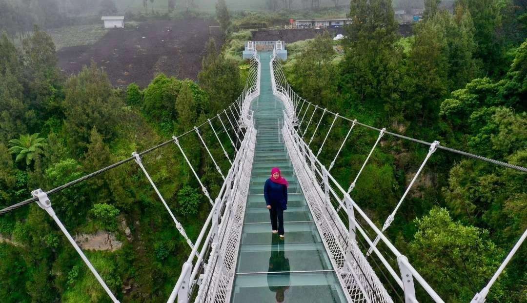 Gubernur Khofifah Indar Parawansa saat meninjau Jembatan Kaca Bromo, Kabupaten Probolinggo, beberapa waktu lalu. (Foto: Ikhsan Mahmudi/Ngopibareng.id)