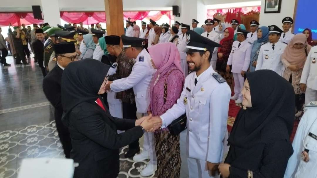 Kades Kelir, M. Indra Fajar Aulia mendapatkan ucapan selamat dari Bupati Banyuwangi Ipuk Fiestiandani (foto: Muh Hujaini/Ngopibareng.id)