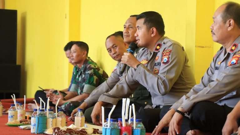 Wakapolres Malang, Kompol Wisnu S Kuncoro, saat hadir dalam forum Jumat Curhat, yang digelar di wisata Petik Madu, Desa Kalirejo, Kecamatan Lawang, Kabupaten Malang, Jumat, 15 Desember 2023. (Foto: Dokumentasi Humas Polres Malang/Ngopibareng.id)