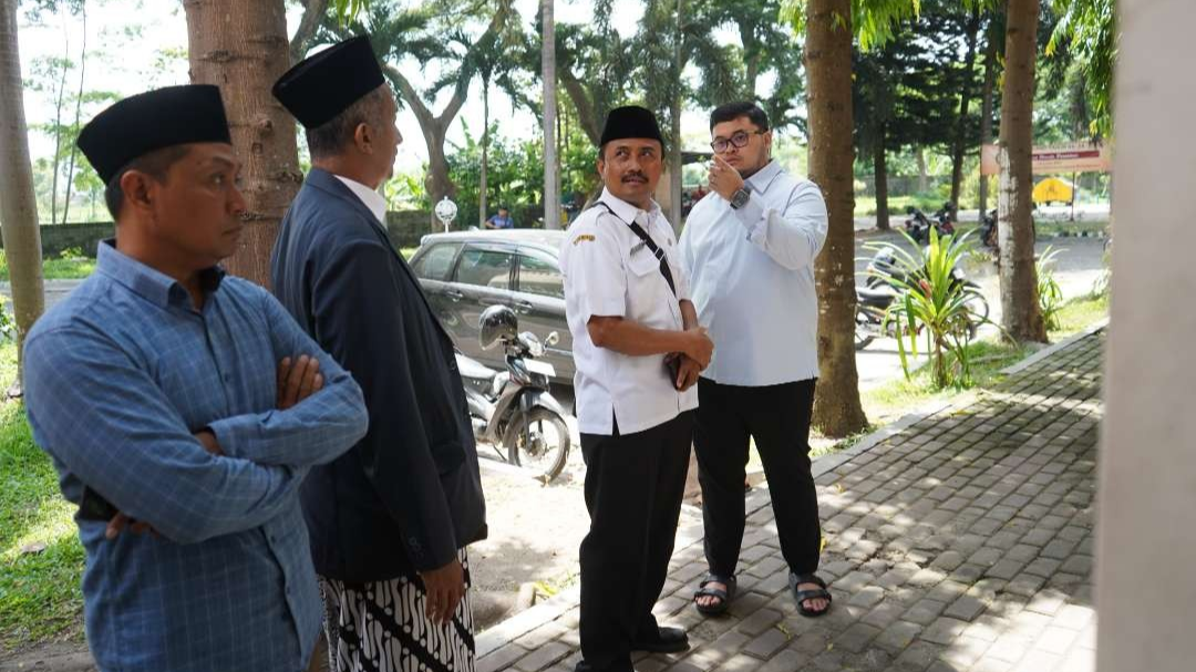 Bupati Kediri Hanindhito Himawan Pramana melakukan pengecekan kondisi Masjid Agung di Kecamatan Pare. (Foto: Istimewa)