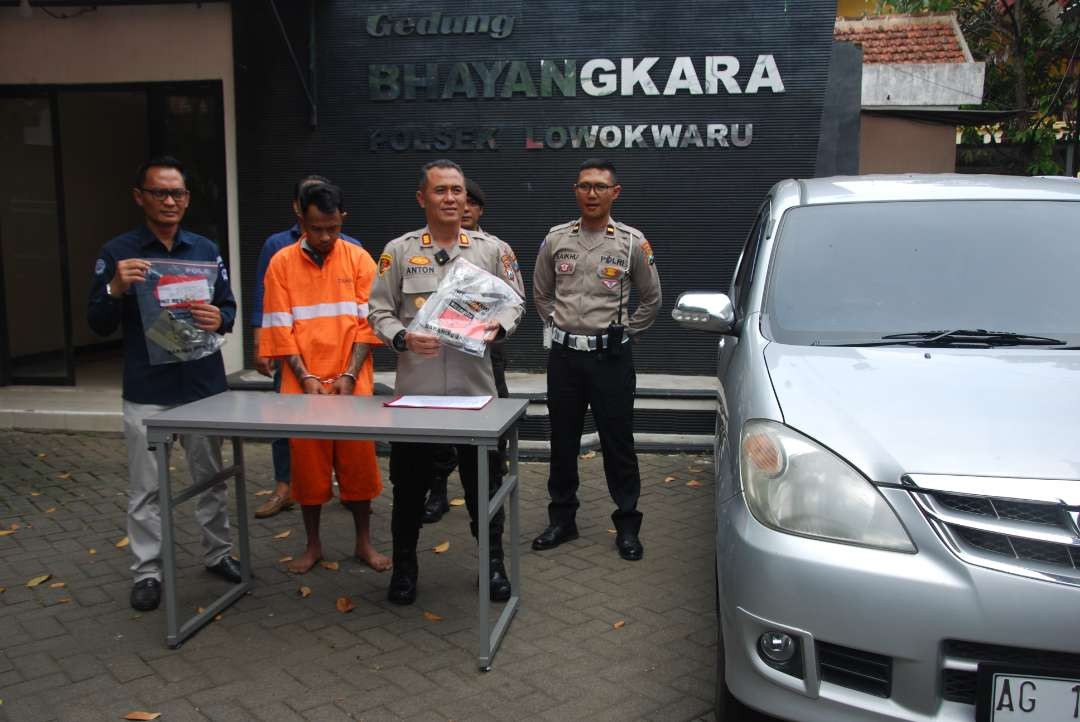 Polsek Lowokwaru, Polresta Malang Kota, menangkap seorang warga Kabupaten Banyuwangi bernama Robet Lavida Oktaviananda karena menggelapkan mobil milik pacarnya. (Foto: Moh Badar Risqullah/Ngopibareng.id)