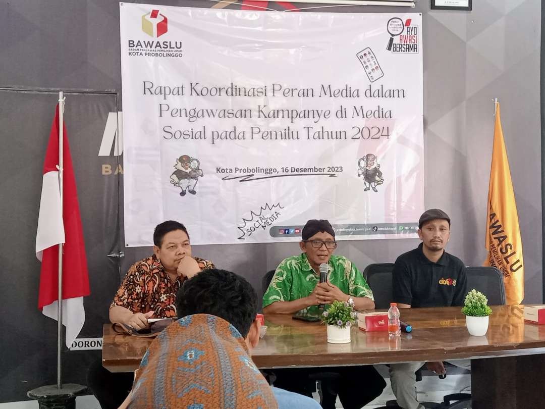 Suasana diskusi soal peran media dalam pengawasan kampanye di media sosial di Kantor Bawaslu Kota Probolinggo. (Foto: Ikhsan Mahmudi/Ngopibareng.id)