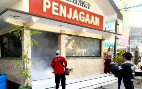 Gedung penjagaan di Mapolres Situbondo dilakukan fogging, guna mencegah penyebaran penyakit DBD. (Foto: Guido Saphan/Ngopibareng.id)