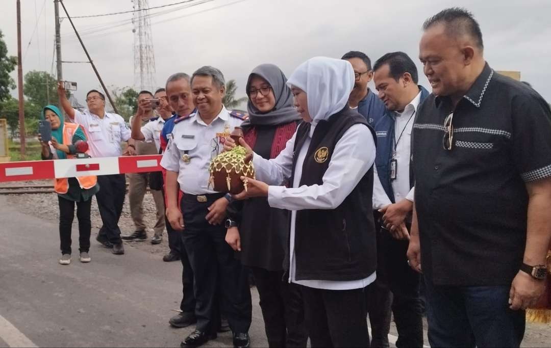 Gubernur Jawa Timur Khofifah Indar Parawansa memecahkan kendi sebagai simbol peresmian palang pintu perlintasan KA (Foto: Muh Hujaini/Ngopibareng.id)