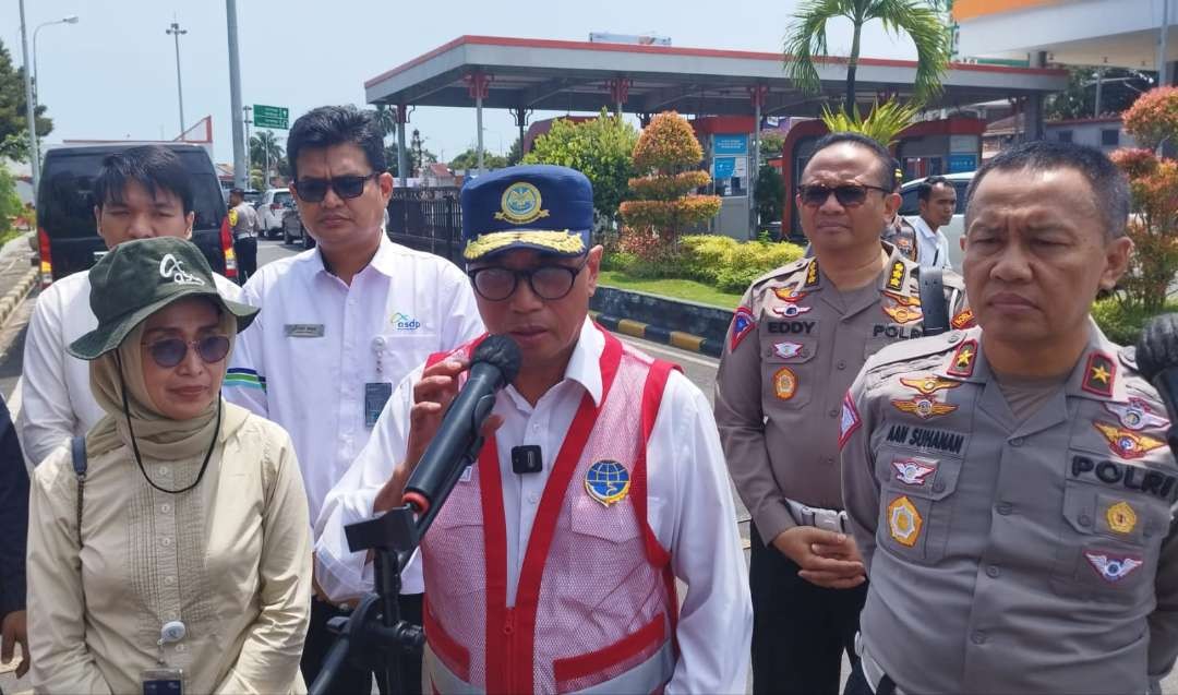 Menhub Budi Karya Sumadi (tengah) didampingu Dirut ASDP Ira Puspadewi dan Kakorlantas Brigjen Pol Aan Suhanan (Foto: Muh Hujaini/Ngopibareng.id)