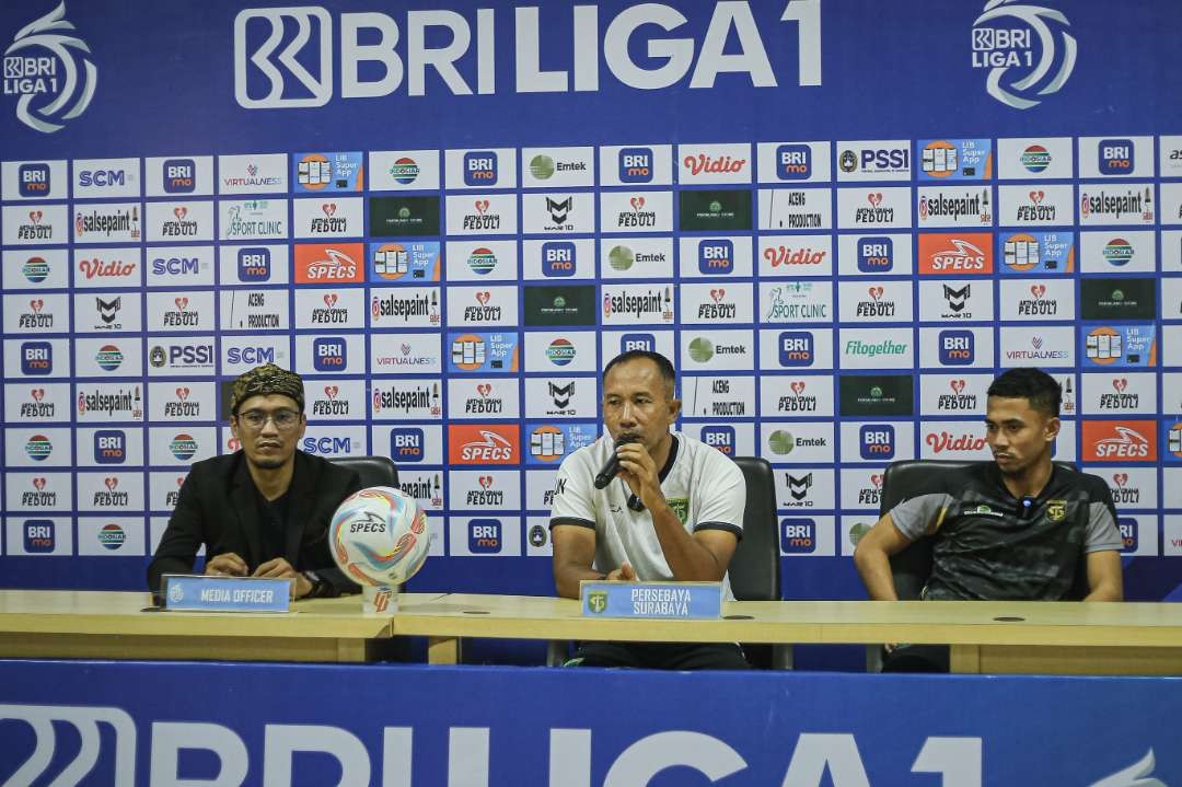 Karateker Persebaya Surabaya, Uston Nawawi ditemani oleh anak asuhnya, Reva Adi Utama, saat pre match conference, pada Sabtu 16 Desember 2023. (Foto: Persebaya)