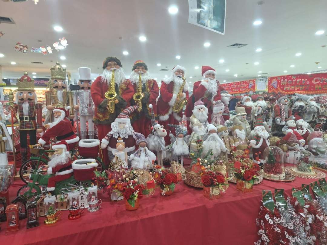 Potret bermacam-macam pernak-pernik Natal pada salah satu gerai di kawasan Pasar Atom, Surabaya. (Foto: Julianus Palermo/Ngopibareng.id)