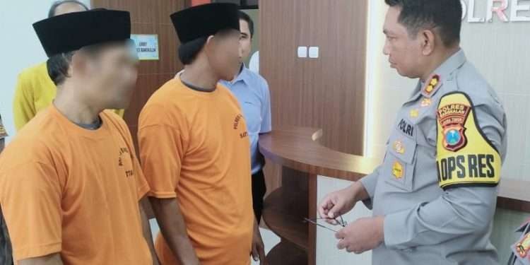 Kapolres Bangkalan AKBP Febri Isman Jaya, saat memintai keterangan dua orang tersangka kasus pencurian sapi.(Foto: dok.polrs bangkalan)