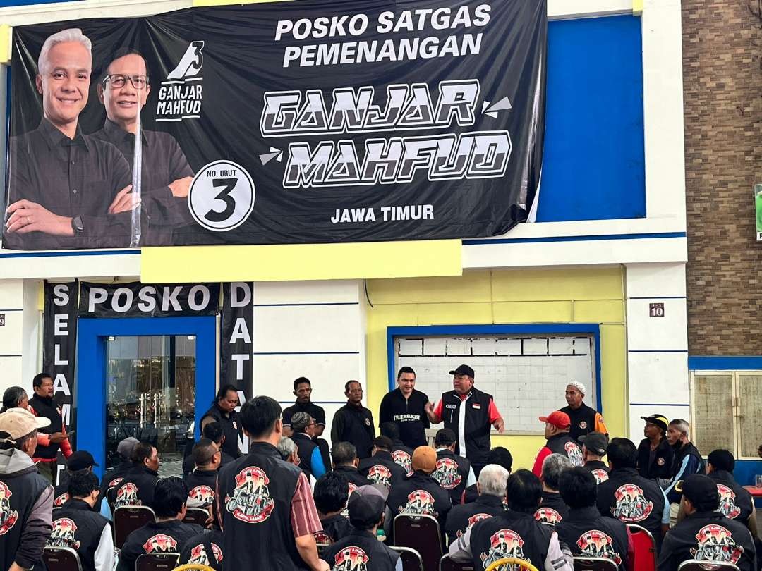 Deputi Kinetik Teritorial TPN Ganjar Pranowo dan Mahfud MD, Luki Hermawan, lakukan pertemuan dengan kumpulang ojek Pasuruan. (Foto: Istimewa)