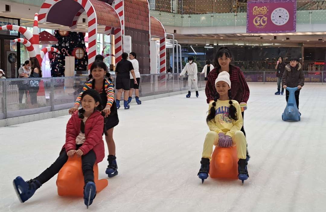 Wahana ice skating di Surabaya, salah satu opsi liburan jelang Natal dan Tahun Baru (Nataru). (Foto: Pita Sari/Ngopibareng.id)