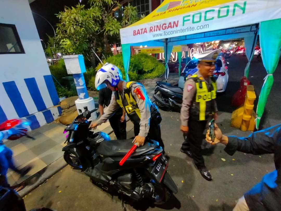 Satlantas Polrestabes Surabaya menjaring sepeda motor berknalpot brong di Jalan Tunjungan. (Foto: Humas Polrestabes Surabaya)