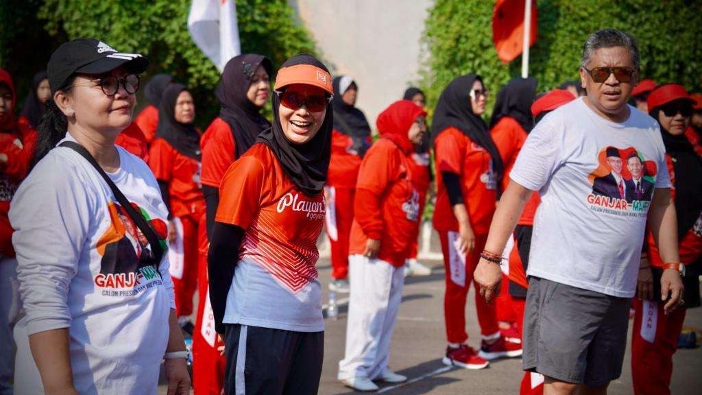 Siti Atikoh (kiri kedua), istri capres Ganjar Pranowo dan Sekjen PDIP, Hasto Kristiyanto lari bareng di Semarang, Minggu 17 Desember 2023. (Foto: Istimewa)