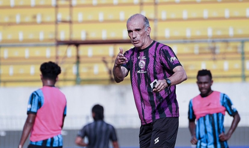 Pelatih Arema FC, Fernando Valente saat memimpin sesi latihan tim. (Foto: Twitter @Aremafcofficial)