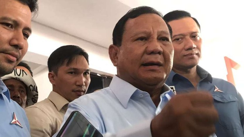 Calon Presiden RI Nomor Urut 2 Prabowo Subianto menanggapi ungkapannya ndasmu etik usai kampanye di Blitar. (Foto: Choirul Anam/Ngopibareng.id)