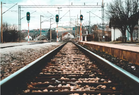 Seluruh perlintasan kereta api sebidang, di jalan milik Provinsi Jawa Timur, telah dipasang palang pintu, serta pos jaga. (Foto ilustrasi: Unsplash)