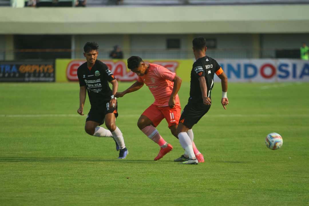 Persela (merah muda) saat menjamu Persipa Pati di Tuban Sport Centre. (Foto : Istimewa)