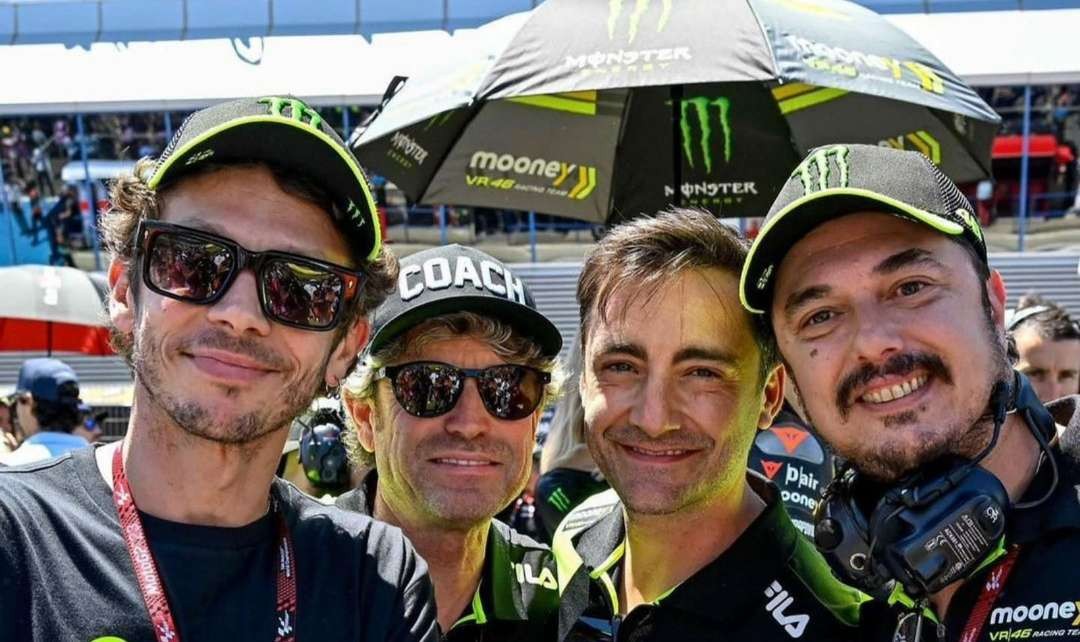 Valentino Rossi (paling kiri) bersama Uccio Salucci (paling kanan) di tim Mooney VR46 Racing Team. (Foto: X/@ValeYellow46)