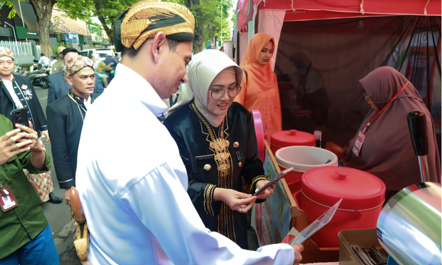 Pemkab Lumajang dan Bank Jatim memfasilitasi transaksi non tunai menggunakan QRIS bagi sejumlah pelaku Usaha Mikro, Kecil, dan Menengah (UMKM).  (Foto: Kominfo Pemkab Lumajang)