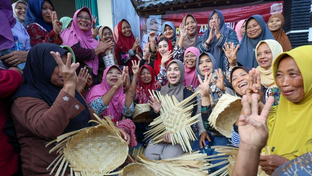 Siti Atikoh Ganjar duduk lesehan membuat anyaman bersama warga Desa Winong, Trenggalek. (Foto: Tim Media Ganjar)