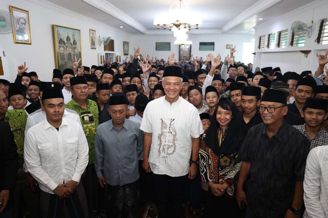 Capres 2024 nomor urut 3 Ganjar Pranowo saat kunjungannya di Pondok Pesantren Darussalam Timur Watucongol, Magelang. (Foto: Istimewa)