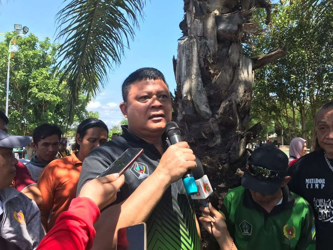 Ketua KONI Kabupaten Blitar Toni Andreas bersama para atlet berprestasi di Porprov Jatim VIII/2023 lalu mendatangi Pendopo Kabupaten Blitar untuk mempertanyakan reward mereka ke Pemkab Blitar. (Foto: Choirul Anam)