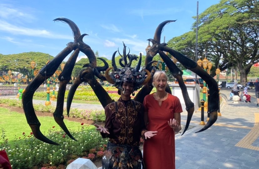 Wisatawan mancanegara ketika mengunjungi Alun-Alun Tugu Merdeka. (Foto: Lalu Theo/Ngopibareng.id)