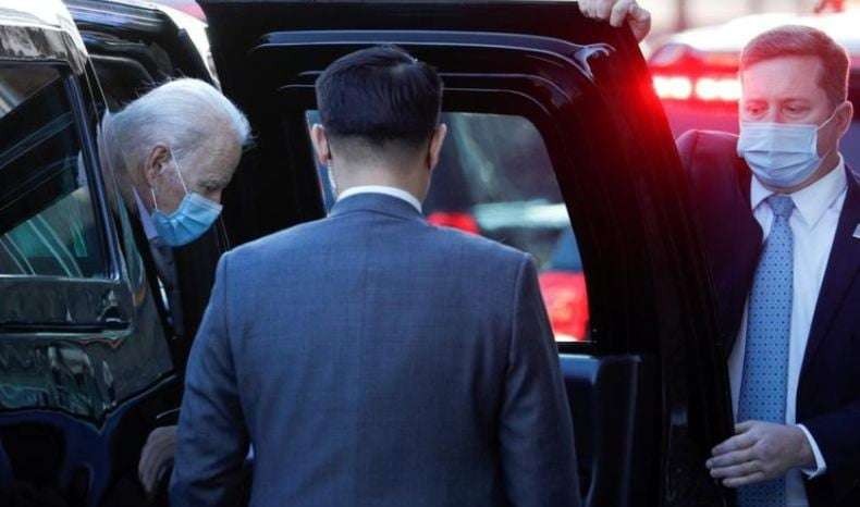 Sebuah mobil bertabrakan dengan iring-iringan mobil SUV yang menjadi bagian dari petugas keamanan Presiden AS Joe Biden. (Foto: Reuters)