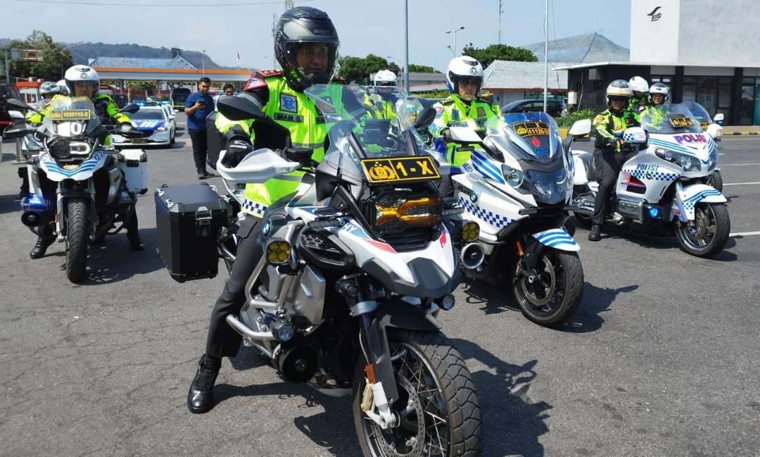 Kapolda Jawa Timur Irjen Pol Imam Sugianto bersama pejabat utama Polda Jawa Timur tiba di Pelabuhan Ketapang, Banyuwangi (foto: Muh Hujaini/Ngopibareng.id)