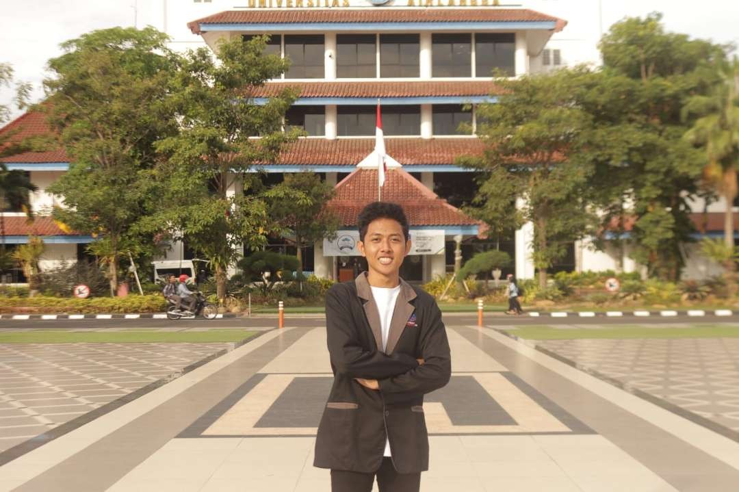 Mahasiswa Fakultas Ekonomi dan Bisnis Universitas Airlangga (UNAIR), M Assadam Rizqi Saputra yang membuat inovasi penyerapan limbah cair dengan kombucha. (Foto: dok Unair)