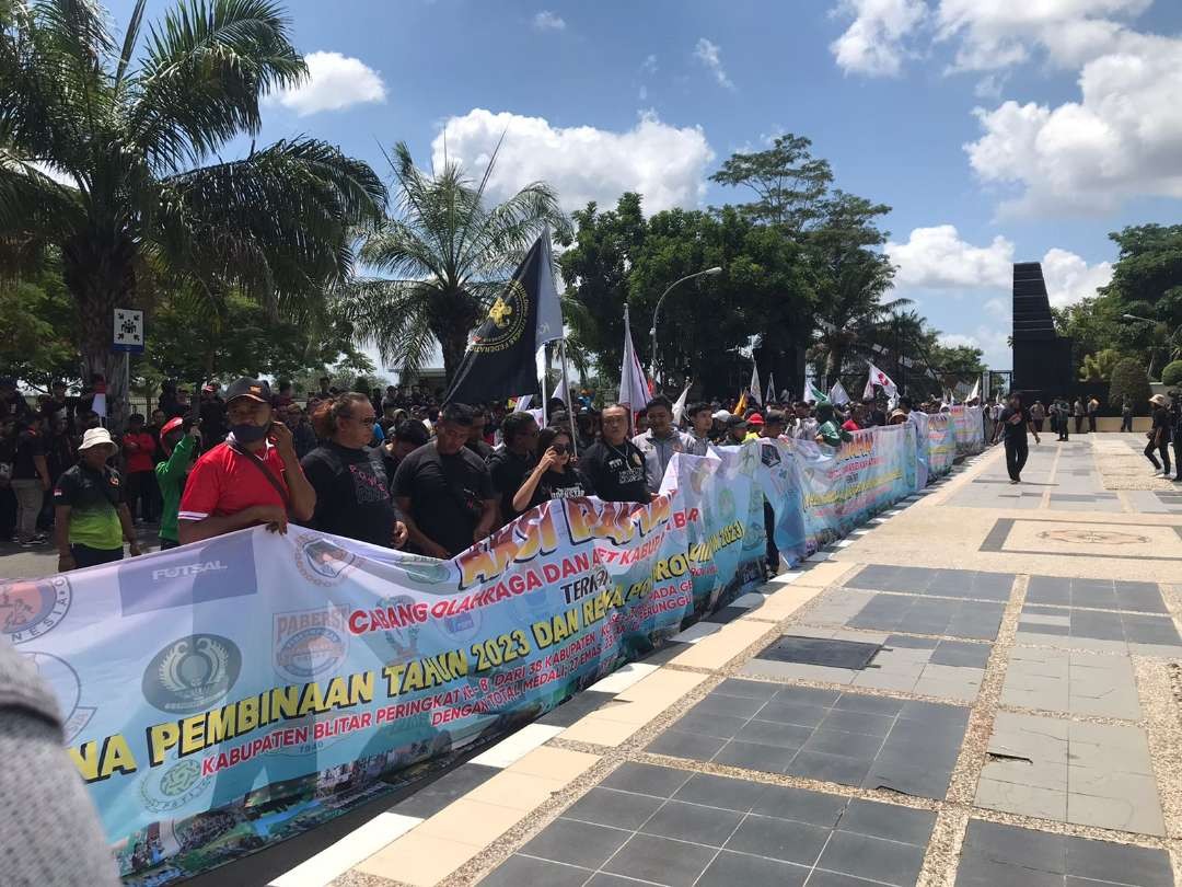 Para atlet dari pelbagai cabang olahraga di Kabupaten Blitar mendatangi Kantor Pemkab Blitar di Kanigoro pada Senin 17 Desember 2023. (Foto: choirul anam)