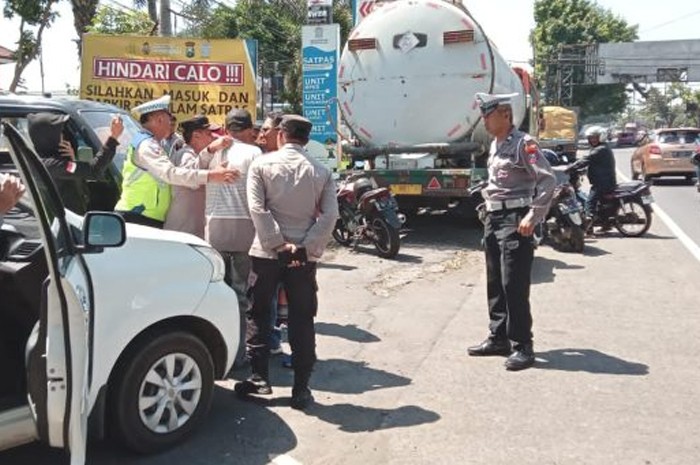 Polres Malang menangkap 11 orang diduga calo SIM yang berupaya mengganggu pelayanan SIM di kantor Satpas Singosari, Kabupaten Malang, pada Senin, 18 Desember 2023. (Foto: Dokumen Humas Polres Malang/Ngopibareng.id)