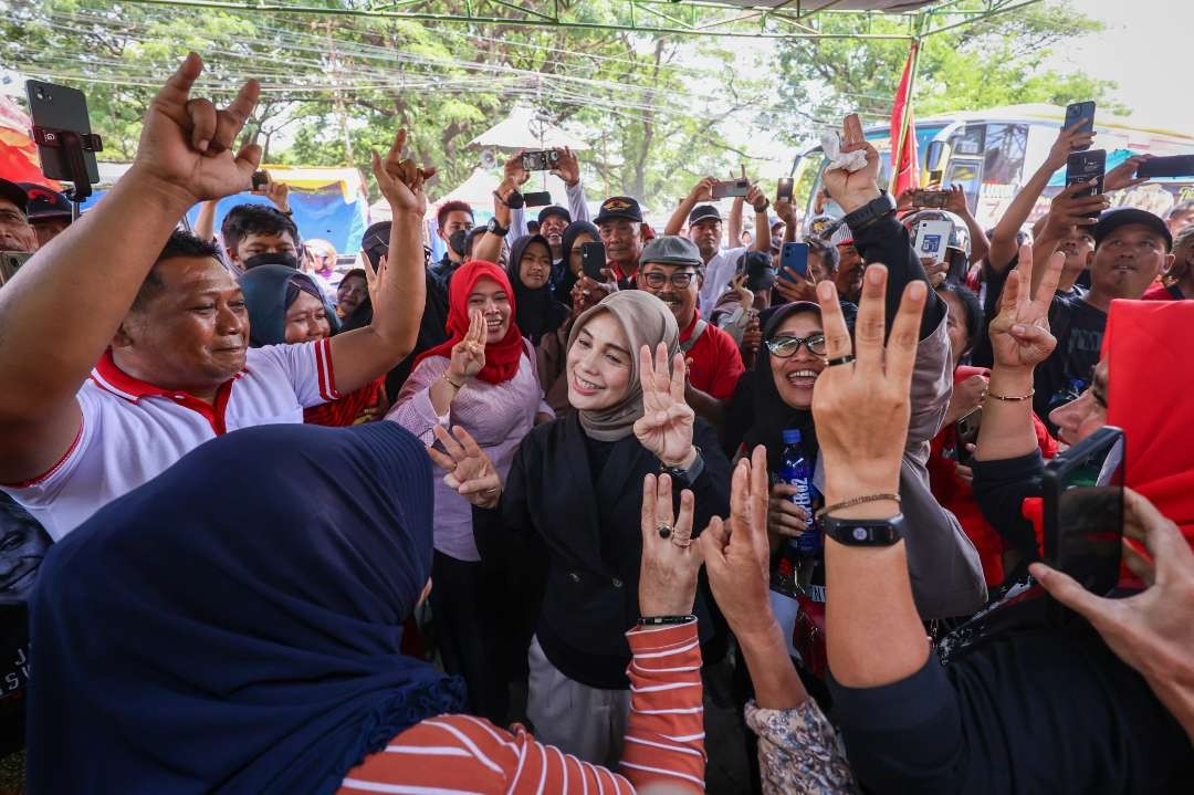 Siti Atikoh Supriyanti yang blusukan lagi di Pasar Pagotan, Jalan Raya Ponorogo, Madiun, Jawa Timur, Senin, 18 Desember 2023. (Foto: Istimewa)