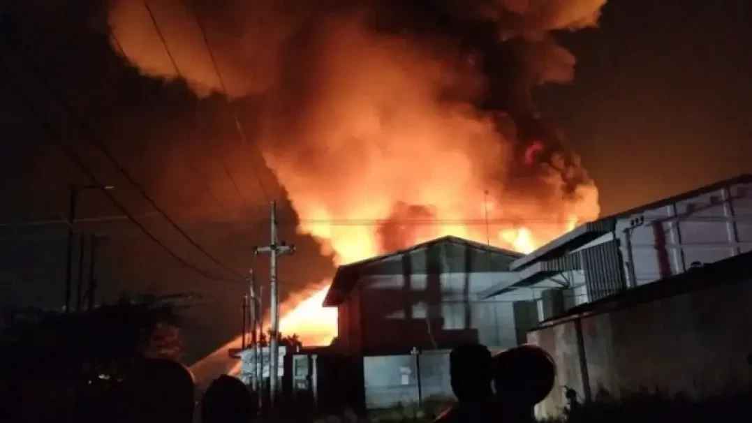 Salah satu gudang produksi dan penyimpanan cairan kimia tiner di Jalan Kalianak Madya No I, Asemrowo, Surabaya, pada Senin 18 Desember 2023 malam. (Foto: Ant)