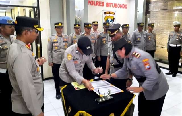 Kapolsek Panarukan, Iptu Kusmiyani dimutasi menjadi Kapolsek Arjasa. Ia menggantikan Iptu Adri Yuwantoro. (Foto: Humas Polres Situbondo)