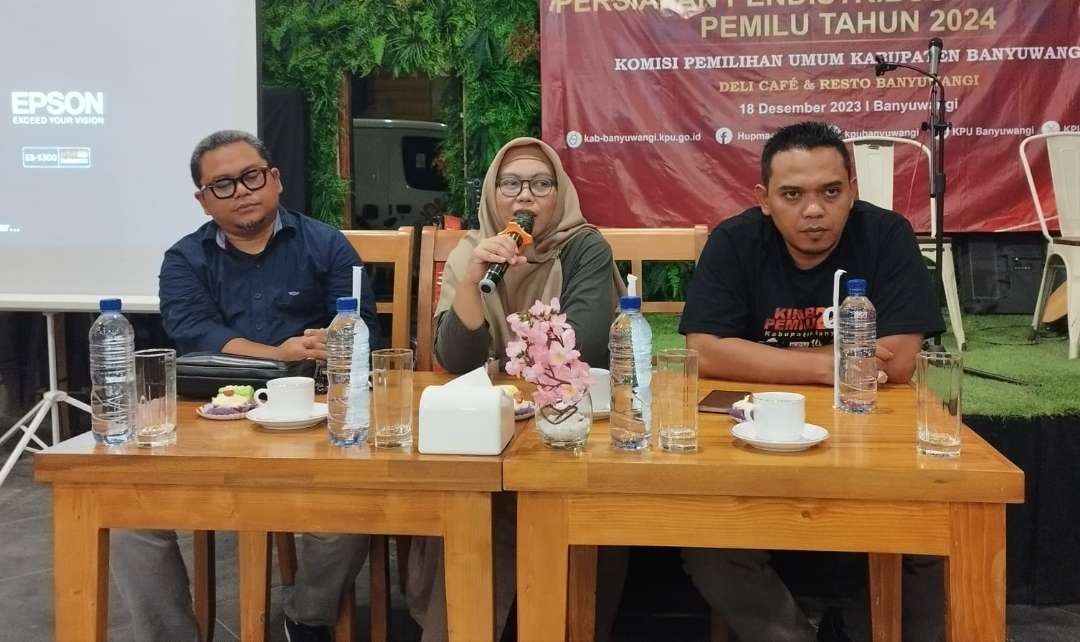 Ketua KPU Kabupaten Banyuwangi Dwi Anggraeni Rahman (tengah) menyampaikan informasi logistik yang sudah diterima (foto:Muh Hujaini/Ngopibareng.id)