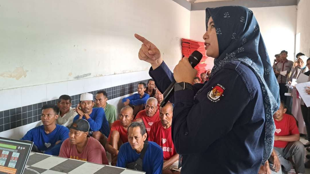 Komisioner Divisi Perencanaan, Data, dan Informasi Komisi Pemilihan Umum (KPU) Surabaya, Naafilah Astri Swarist, saat melakukan sosialisasi kepada penghuni Liponsos Keputih Surabaya. (Foto: Pita Sari/Ngopibareng.id)