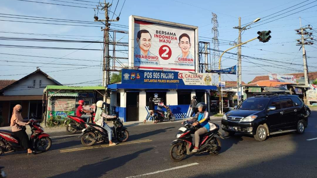 APK Capres-cawapres nomor urut 2 di simpang 3 Pacing, Kecamatan Bangsal, Mojokerto, Jawa Timur. (Foto Deni Lukmantara/Ngopibareng.id)