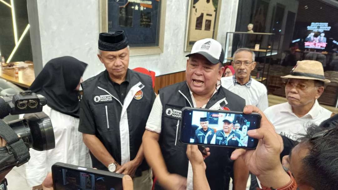 TPN Ganjar-Mahfud Komjen Pol (Purn) Luki Hermawan silaturahmi dengan puluhan pensiunan polisi. (Foto: Istimewa)