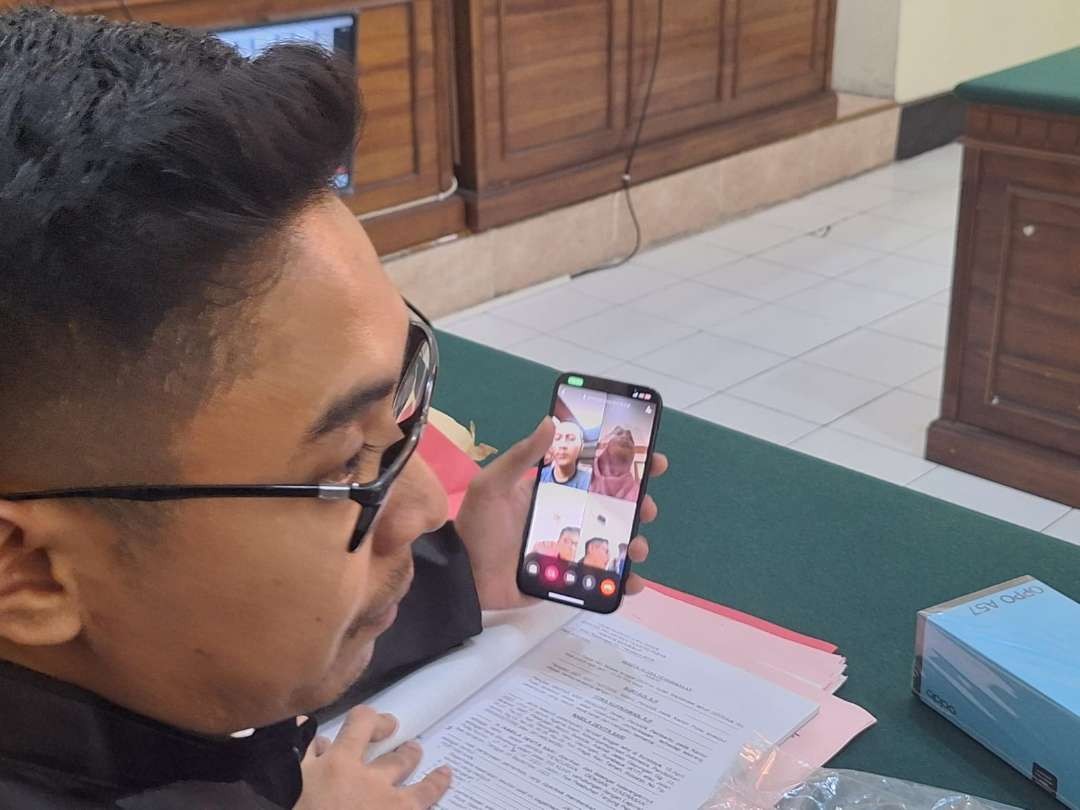 Terdakwa Septian Eri Siswanto saat mendengarkan kesaksian korban Nabila Devita Sari saat sidang pembuktian, Selasa 19 Desember 2023. (Foto: Julianus Palermo/Ngopibareng.id)