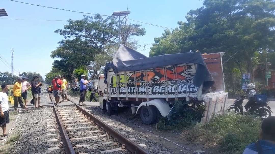 Truk tertabrak KA Sri Tanjung di Desa Banjarsari, Kecamatan Sumberasih, Kabupaten Probolinggo. (Foto: Ikhsan Mahmudi/Ngopibareng.id).