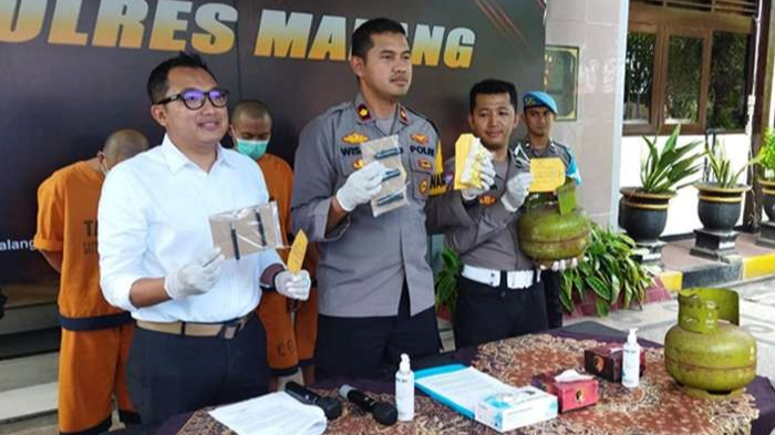 Wakapolres Malang, Kompol Wisnu S Kuncoro, (tengah) menunjukkan barang bukti hasil pengungkapan kasus pengoplosan LPG saat konferensi pers di Mapolres Malang, Rabu, 20 Desember 2023. (Foto: Badar Risqullah/Ngopibareng.id)