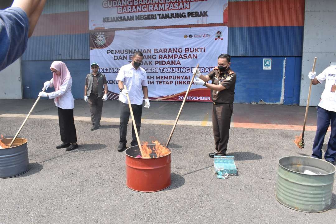 Kejaksaan Negeri Tanjung Perak memusnahkan rokok illegal, pada Rabu 20 Desember 2023. (Foto: Julianus Palermo/Ngopibareng.id)