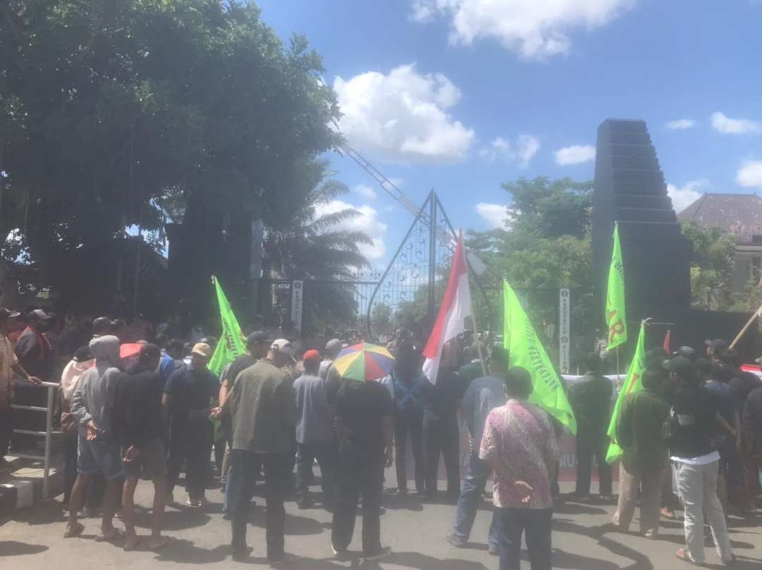 Ketua Rukun Tetangga (RT) dan Rukun Warga (RW) melalui Format melakukan aksi damai menuntut kenaikan Anggaran Insentif di depan kantor Pemerintah Kabupaten Blitar. (Foto: Choirul Anam/Ngopibareng.id)