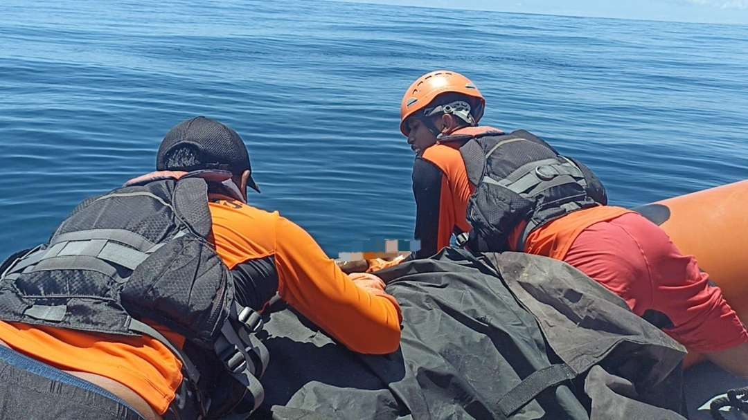 Personel Basarnas mengevakuasi jenazah pemuda asal Banyuwangi ke atas rubber boat (Foto:Basarnas Bali)