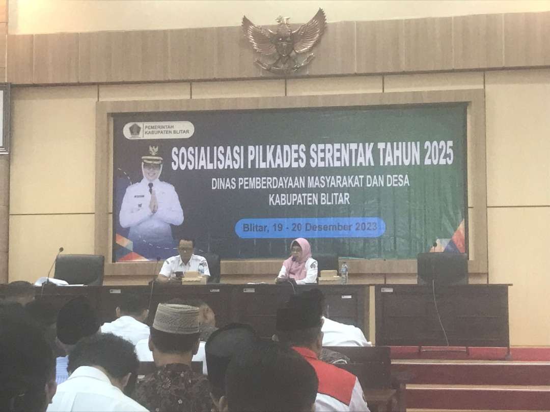 Kepala Dinas Pemberdayaan Masyarakat dan Desa (DPMD) Kabupaten Blitar Bambang Dwi Purwanto sosialisasi Pilkades serentak di ruang Penataran Kantor Pemerintah Kabupaten Blitar di Kanigoro Rabu 20 Desember 2023. (Foto: choirul anam/ngopibareng.id