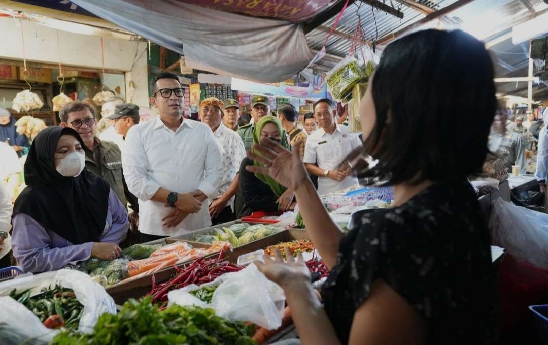 Pj Walikota Mojokerto, Ali Kuncoro sidak harga bahan pokok. (Foto: Istimewa)