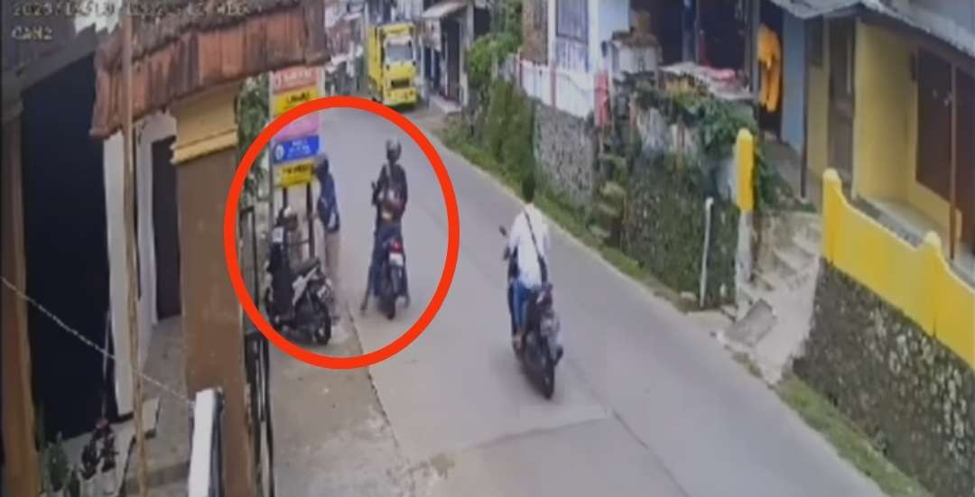 Aksi pencurian sepeda motor terekam CCTV di Trawas, Mojokerto.(Foto: Istimewa)