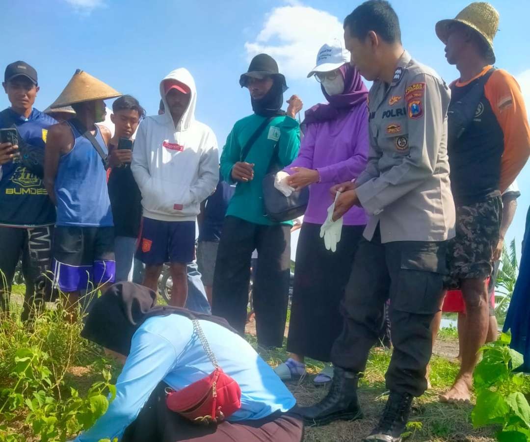 Tim medis Puskesmas Laren bersama anggota Polsek Disaksikan warga saat memeriksa korban (Foto : Istimewa)