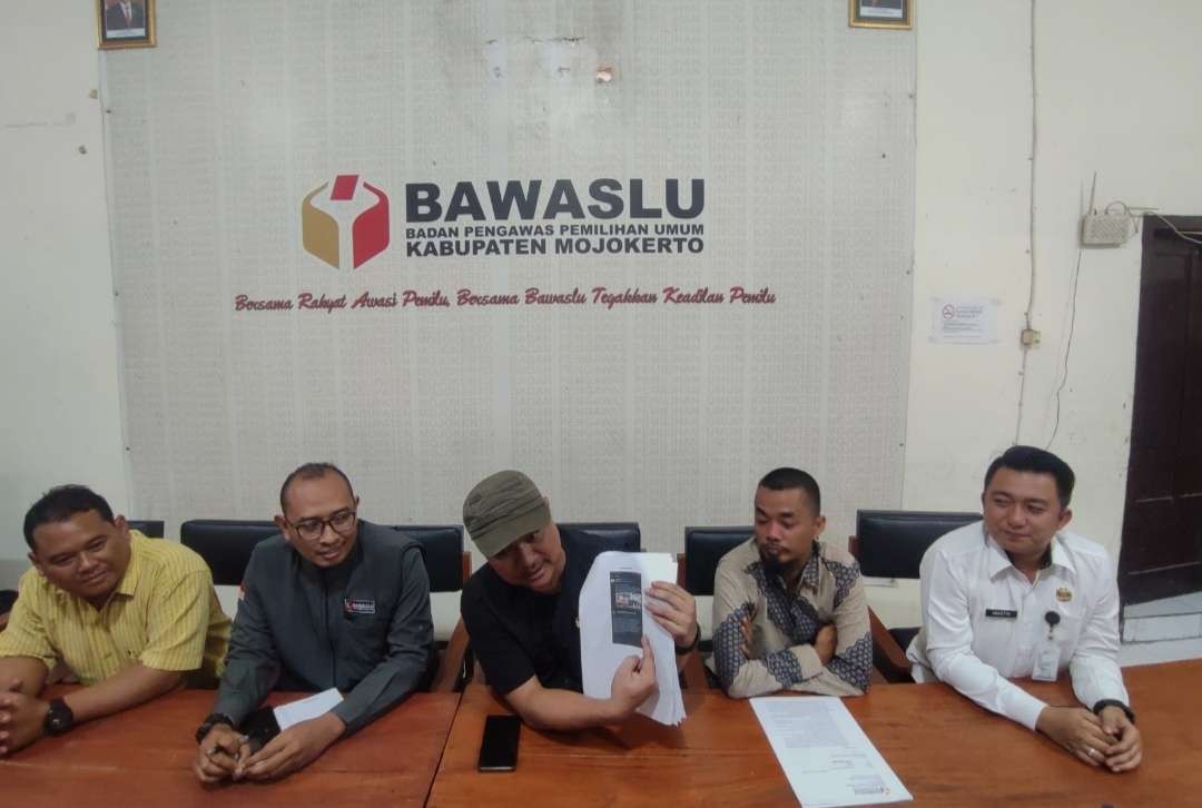 Bawaslu Kabupaten Mojokerto merasa dirugikan, atas tuduhan Humas Polda Jatim soal baliho capres-cawapres. (Foto: Deni Lukmantara/Ngopibareng.id)